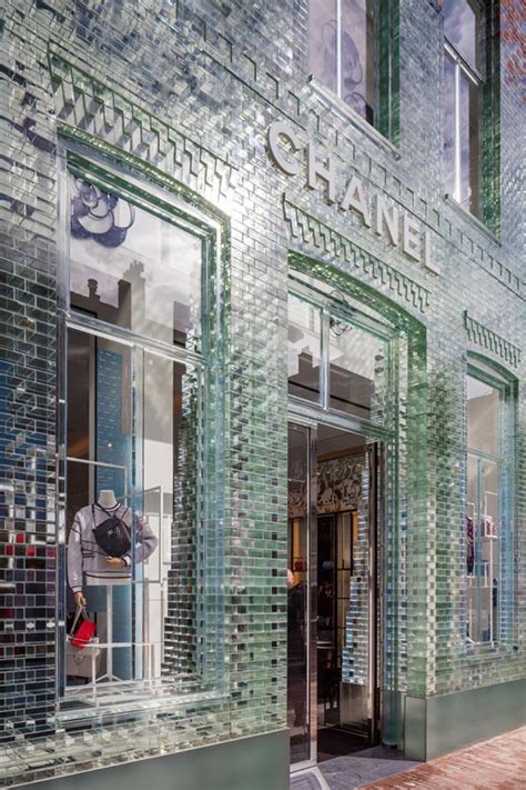 flagship store Chanel: i mattoni di vetro sono la scelta migliore